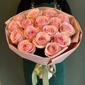 15 розовых роз