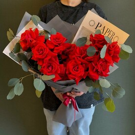 Букет из 11 алых ажурных роз