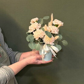 Диантусы и эвкалипт в мини-кашпо