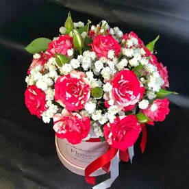 Композиция с розами и гипсофилой