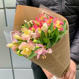 Букет комплимент из альстромерии