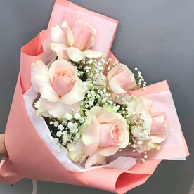 Букет из роз и гипсофилы