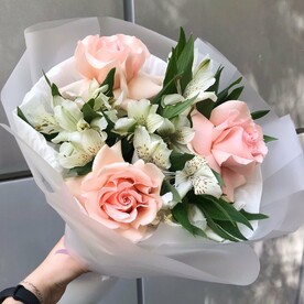 Букет из роз и альстромерии