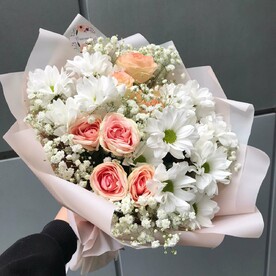 Букет из кустовых роз и хризантем