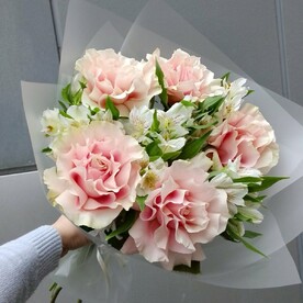 Букет из французских роз и альстромерии