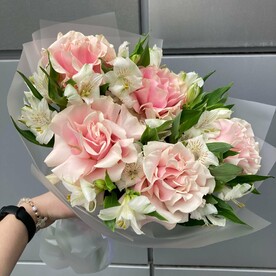 Нежный букет и французской розы и альстромерии