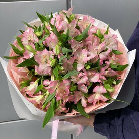 Букет из розовой альстромерии