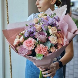 Букет с розами, диантусами