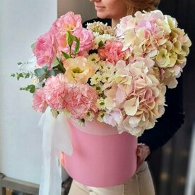 Композиция Лизиантусов, Хризантем и Диантуса