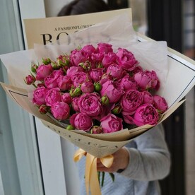 Букет пионовидных малиновых роз