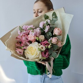 Букет с пионовидной розой, альстромерией, кустовой розой