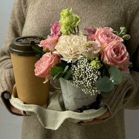 Композиция с живыми цветами и кофе