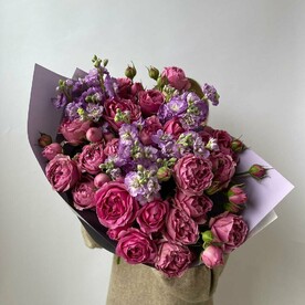 Букет пион роз и маттиолы