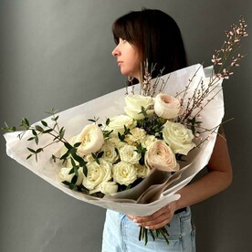 Букет с ранункулюсами и кустовой розой