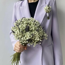 Букет невесты  и бутоньерка из гипсофилы и лаванды