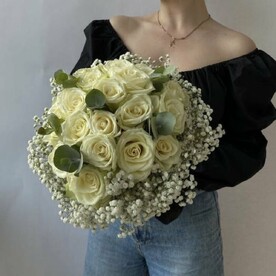 Букет невесты с белыми розами и гипсофилой и бутоньерка