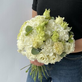 Букет невесты из эустомы и диантусов