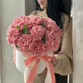 Композиция розовых гвоздик