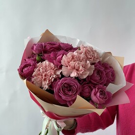 Букет кустовых пионовидных роз и диантусов