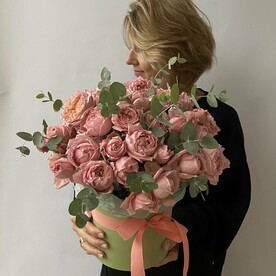 Коробка пионовидных розовых роз