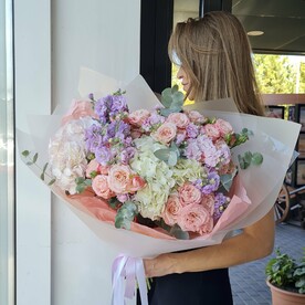 Авторский букет  с гортензиями и розами