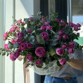 Корзина пионовидных малиновых роз и эвкалипта