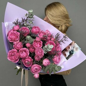 Пионовидные розы малинового оттенка