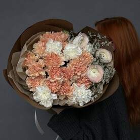 Букет карамельных диантусов и ранункулюсов