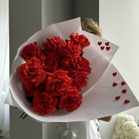 Букет красных французских роз в лимитированной упаковке на 14 февраля