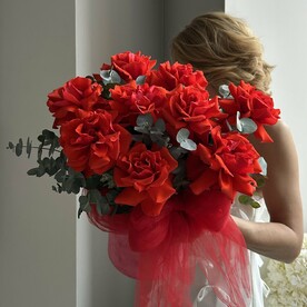 Алые французские розы в коробке с бантом