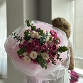 Букет пионовидных роз в дизайнерской упаковке