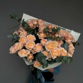 Букет роз и эвкалипта