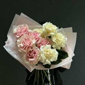 Французские розы бело-розового оттенка