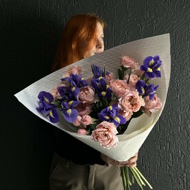 Букет ирисов и кустовых роз