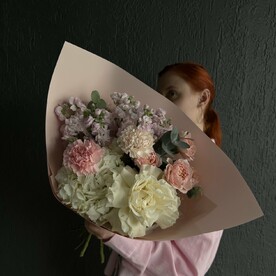 Букет с белой французской розой, маттиолами и пионовидной розой Джульетта