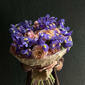 Букет ирисов и роз Джульетта