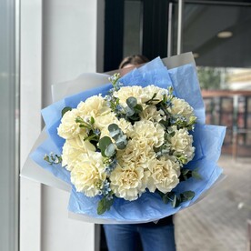 Букет белых роз и незабудок