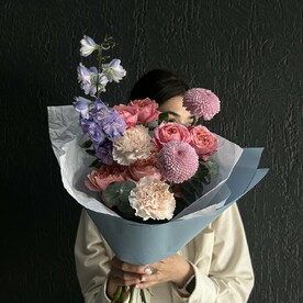 Букет роз с дельфиниумом и хризантемой