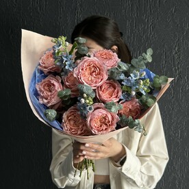 Букет роз и незабудок