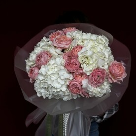 Букет белых гортензий и шикарных пионовидных роз сорта Джульетта