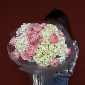 Букет пионовидных роз и белых гортензий