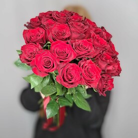 25 красных Эквадорских роз под ленту
