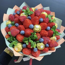 Букет с клубникой и конфетами