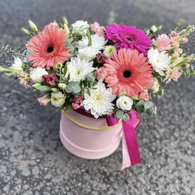 Композиция в шляпной коробке