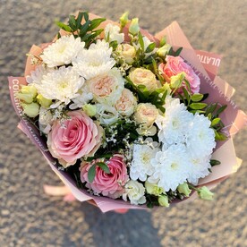 Букет с одноголовой розой ,хризантемой и лизиантусом