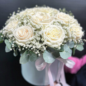 Композиция в шляпной коробке с белыми розами