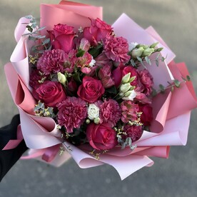Букет с розовыми розами и диантусом