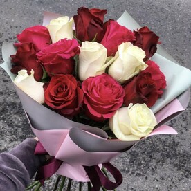 Букет из 15 разноцветных роз