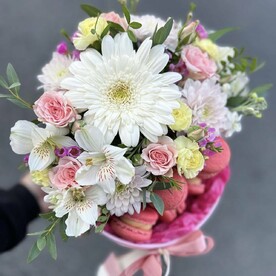 Композиция с цветами и пирожными