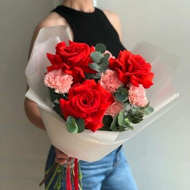 Букет с французскими розами и диантусами